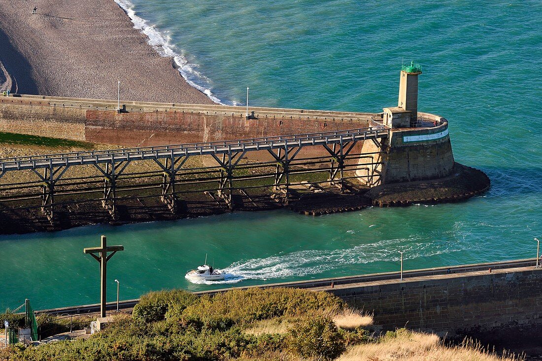 Frankreich, Seine Maritime, Pays de Caux, Côte d'Albatre, Fecamp, Leuchtfeuer Pointe Fagnet am Hafeneingang und Strand von Fecamp im Hintergrund