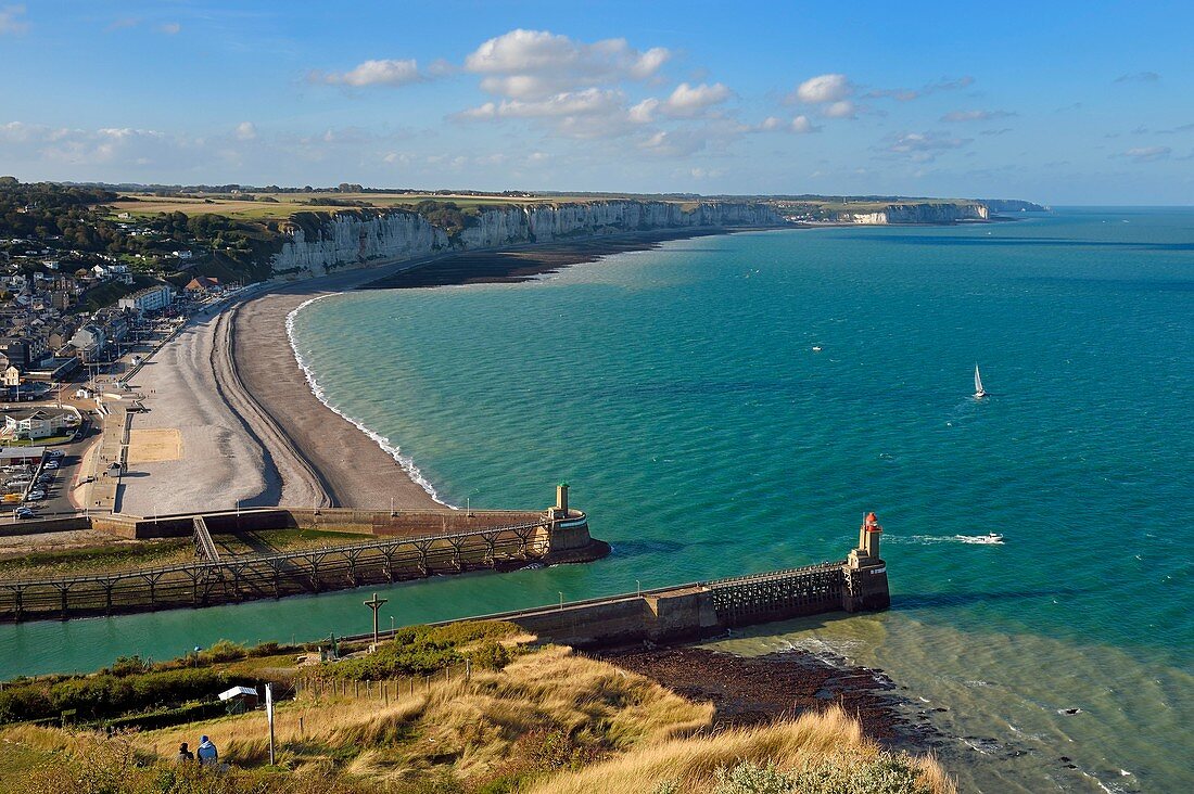 Frankreich, Seine Maritime, Pays de Caux, Côte d'Albatre, Fecamp, der Leuchtturm Pointe Fagnet am Eingang des Hafens, die Küste und der Kieselstrand