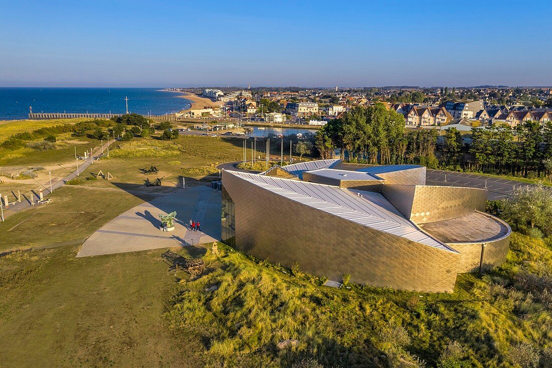 Frankreich, Calvados, Courseulles sur Mer, Juno Beach Center, Museum, das Kanadas Rolle während des Zweiten Weltkriegs gewidmet ist (Luftaufnahme)