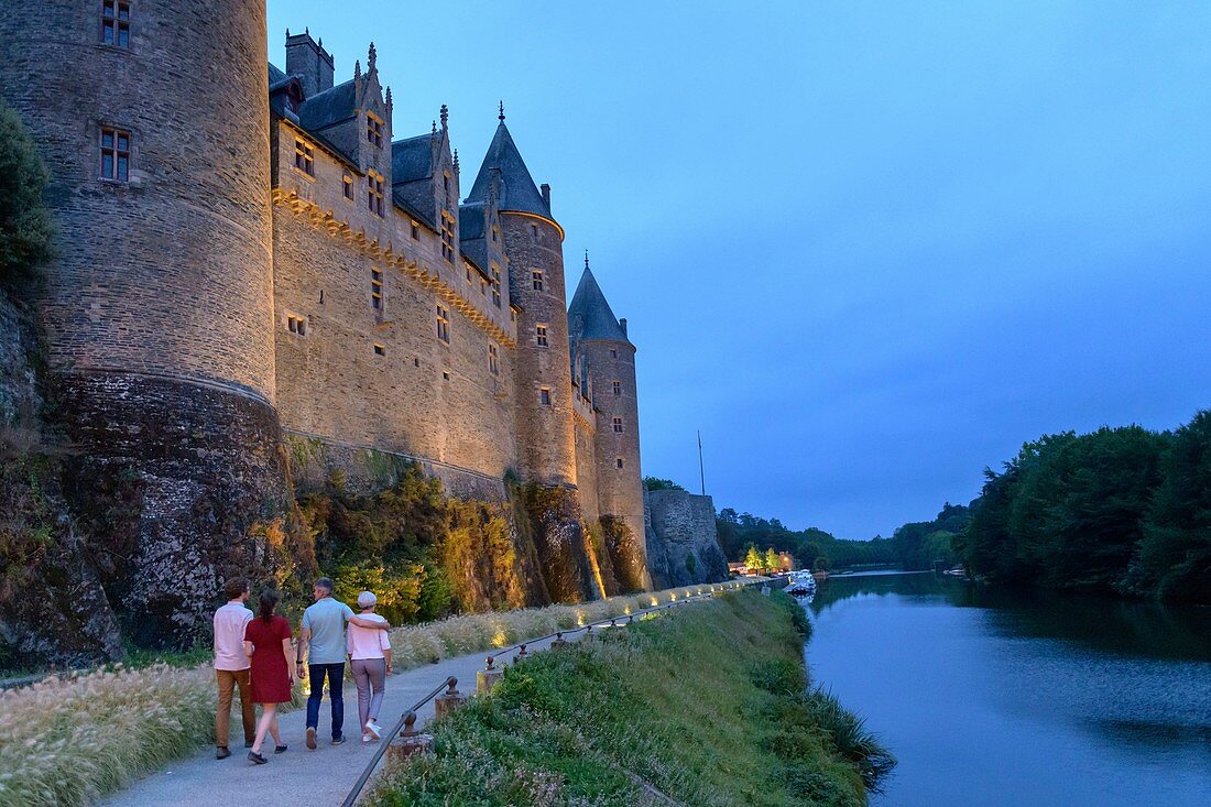 Frankreich, Morbihan, Josselin, Kanalstraße an einem Sommerabend