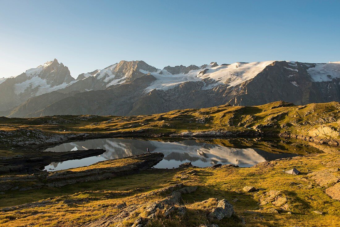 Frankreich, Hautes Alpes, das Grab, auf dem Plateau von Emparis der Schwarze See mit Blick auf das Massiv von Meije bei Sonnenaufgang