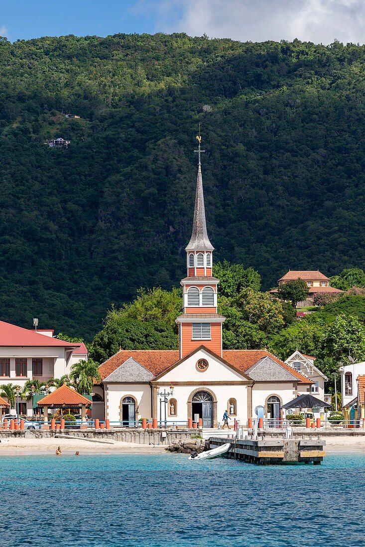 Martinique, Blick auf das Dorf Anses d'Arlets, Ponton und Kirche Saint-Henri am Strand, Bourg des Anses d'Arlets am Meer