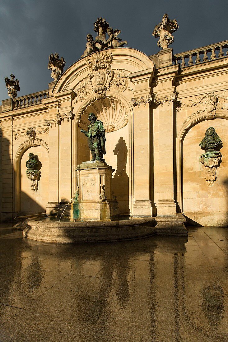 Frankreich, Meurthe et Moselle, Nancy, Statue von Jacques Callot am Place Vaudemont (Vaudemont-Platz) in der Nähe des Stanislas-Platzes (ehemaliger königlicher Platz), erbaut von Stanislas Lescynski, König von Polen und letzter Herzog Lothringens im 18. Jahrhundert, als Weltkulturerbe eingestuft von der UNESCO,