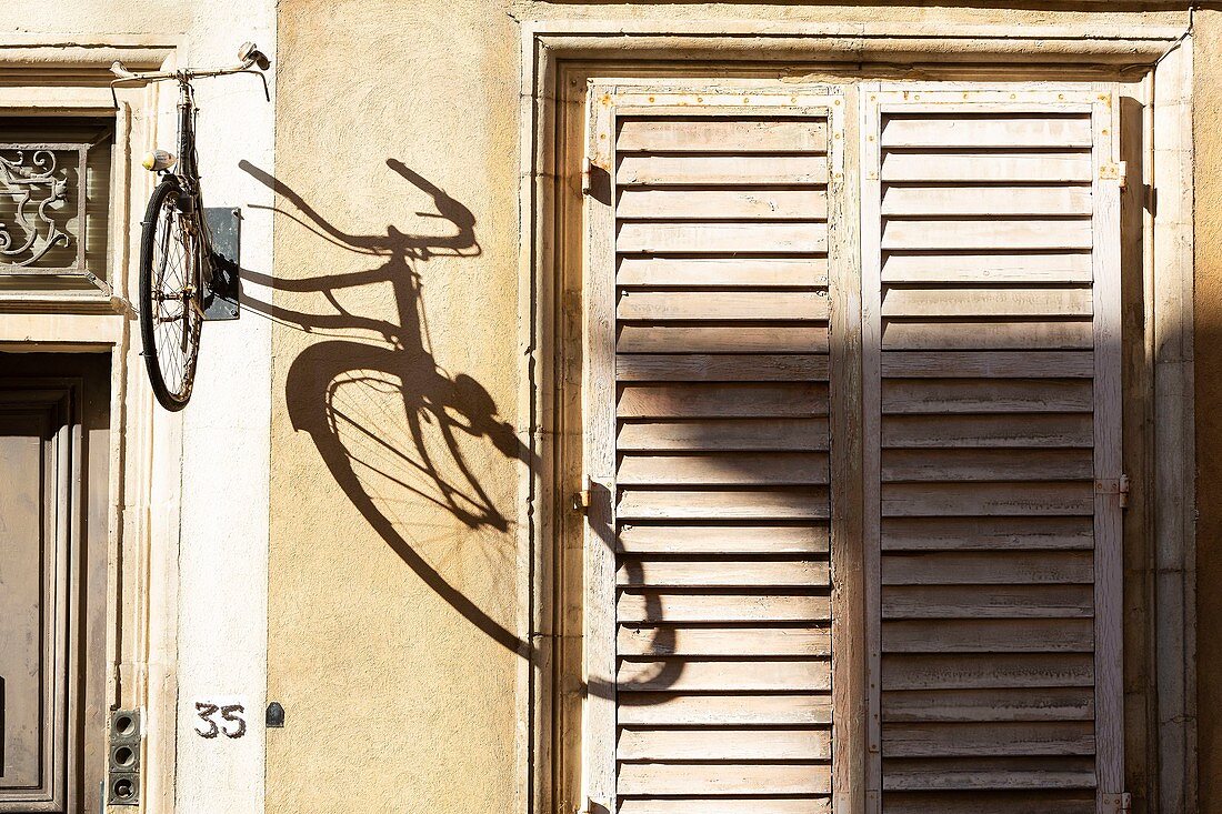 Frankreich, Meurthe et Moselle, Nancy, Schatten eines Fahrrads auf einer Fassade