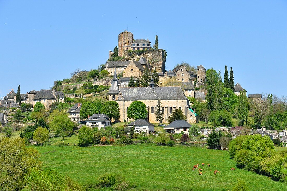 Frankreich, Correze, Turenne, beschriftet Les Plus Beaux Villages de France (Die schönsten Dörfer Frankreichs), Notre Dame Saint Pantaleon Kirche oder Stiftskirche und Burg