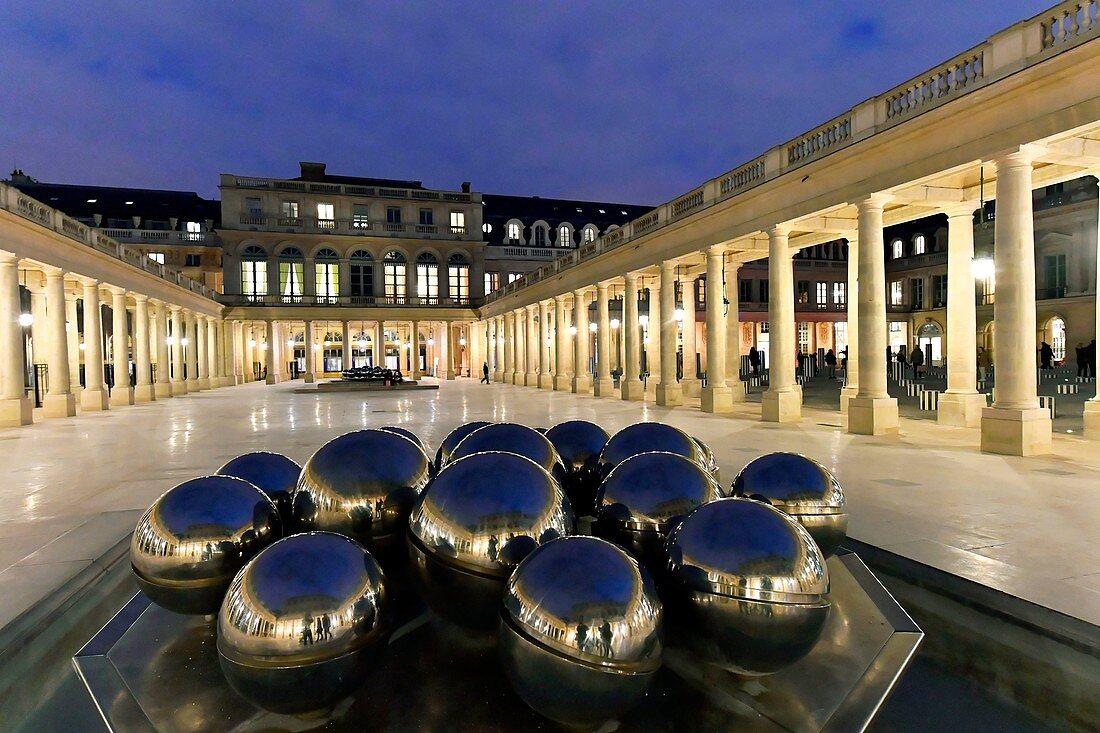 Frankreich, Paris, Palais Royal (Königspalast), die Springbrunnen aus Metallkugeln des Bildhauers Pol Bury