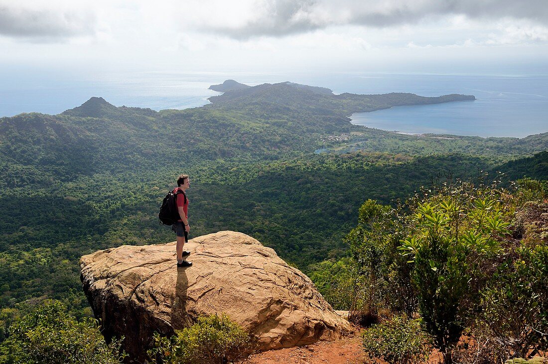 Frankreich, Insel Mayotte (französisches Übersee-Departement), Grande Terre, Waldreservat Südkreta (Reserve Forestiere des Cretes du Sud), Wanderer auf dem Gipfel des Mount Choungui (594 m)