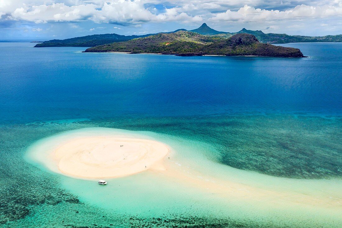 Frankreich, Insel Mayotte (französisches Übersee-Departement), Grande Terre, M'Tsamoudou, Insel aus weißem Sand auf dem Korallenriff in der Lagune mit Blick auf Saziley Point (Luftaufnahme)