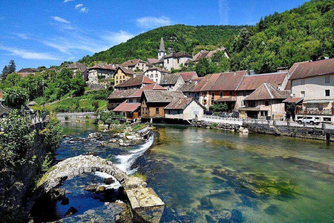 Frankreich, Doubs, Loue-Tal, Lods, römische Brücke und Dorf Frankreich rangierten