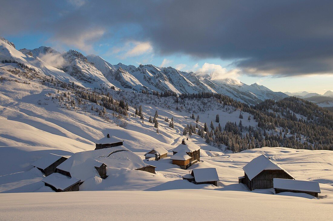 Frankreich, Haute Savoie, Massiv von Aravis, Le Grand Bornand, nach einem Schneefall auf dem Skigebiet im Sonnenuntergang des Duche-Tals auf dem Weiler Col des Annes