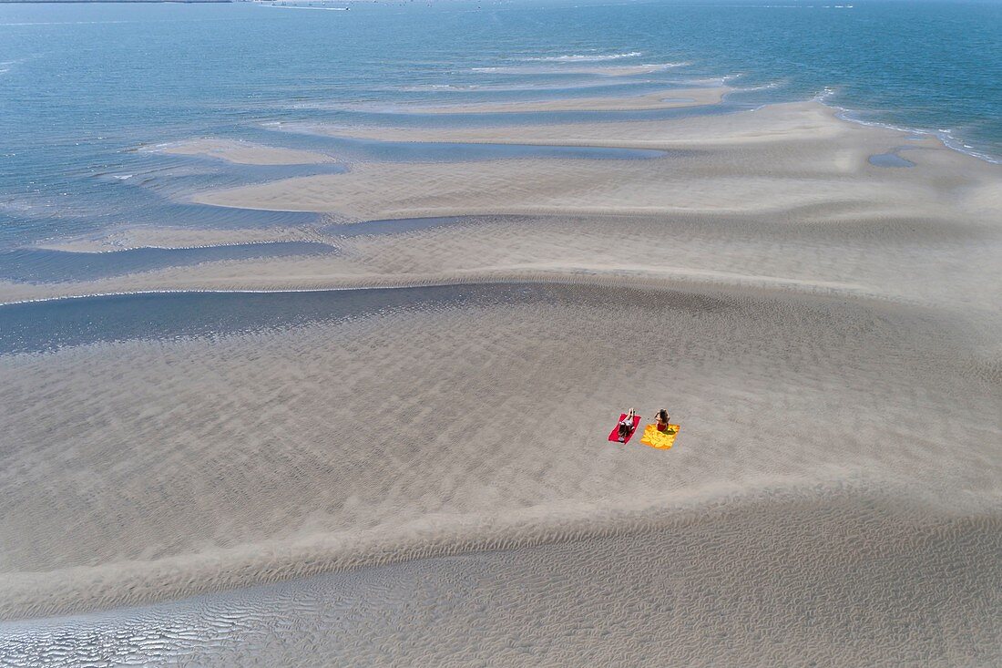 Frankreich, Gironde, Bassin d'Arcachon, Sandbank bei Ebbe entlang des Teychan-Kanals (Luftaufnahme)