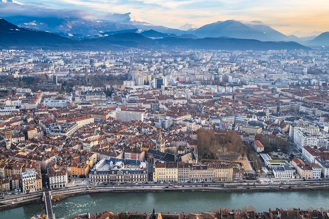 Frankreich, Isere, Grenoble, Panorama über die Altstadt und die Ufer des Flusses Isere