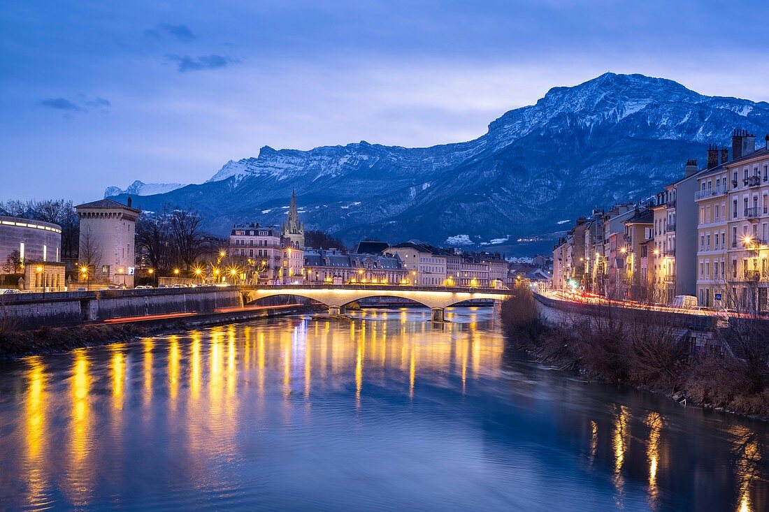 Frankreich, Isere, Grenoble, Abenddämmerung am Ufer des Flusses Isere, Vercors-Massiv im Hintergrund