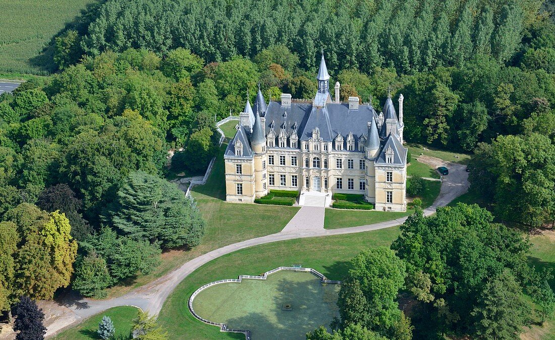 Frankreich, Marne, Boursault, die von Veuve Clicquot in Auftrag gegebene Weinproduktionsburg (Luftaufnahme)