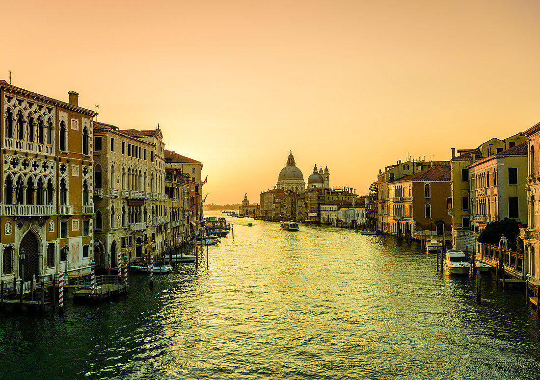 Sonnenuntergangsansicht entlang des Canal Grande in Venedig