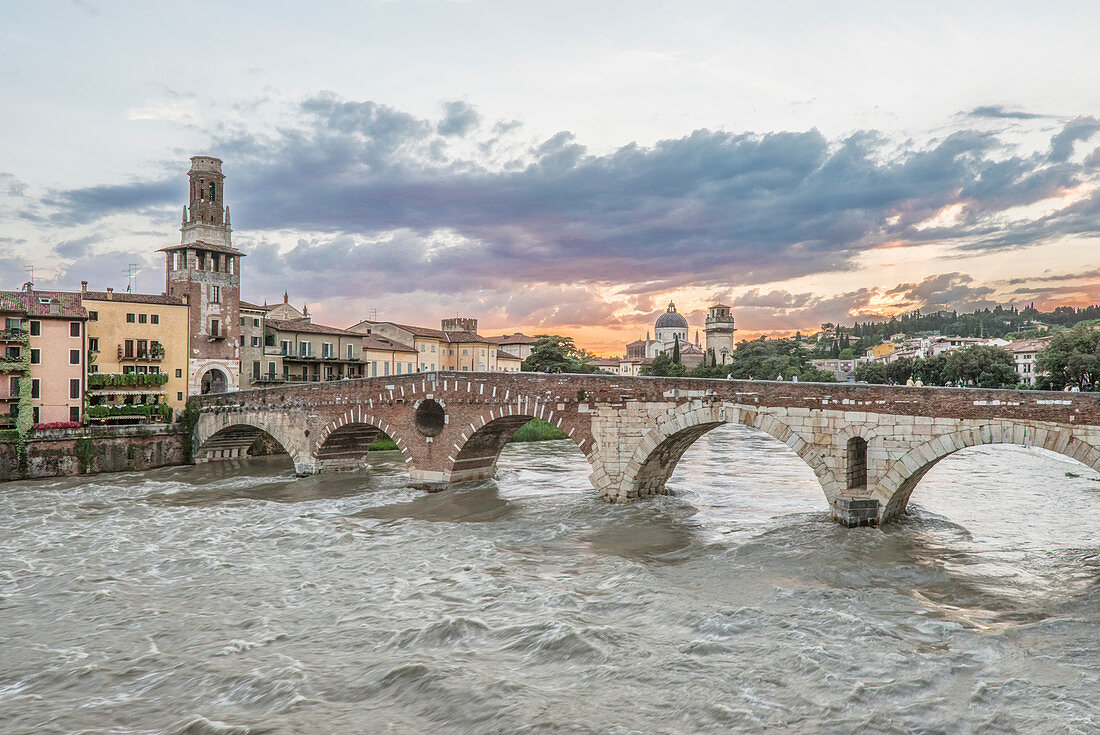 Blick auf die Ponte Pietra über die Etsch in Verona, Italien