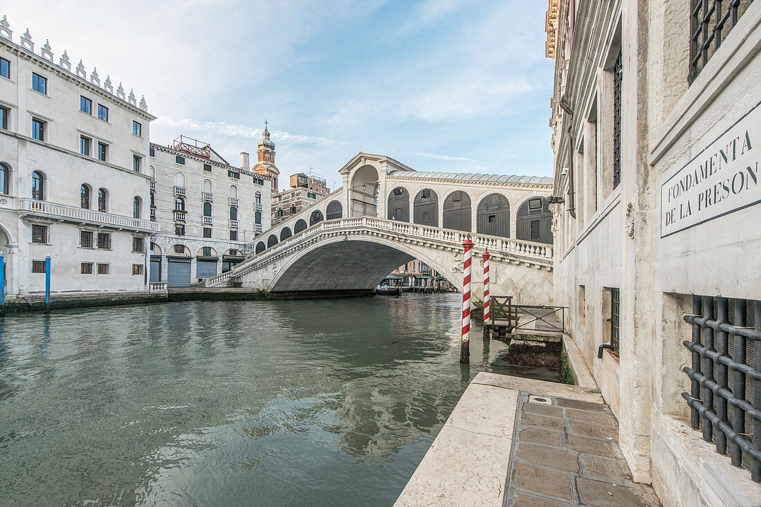 Blick auf die Rialtobrücke über den Canal Grande, Venedig, Italien