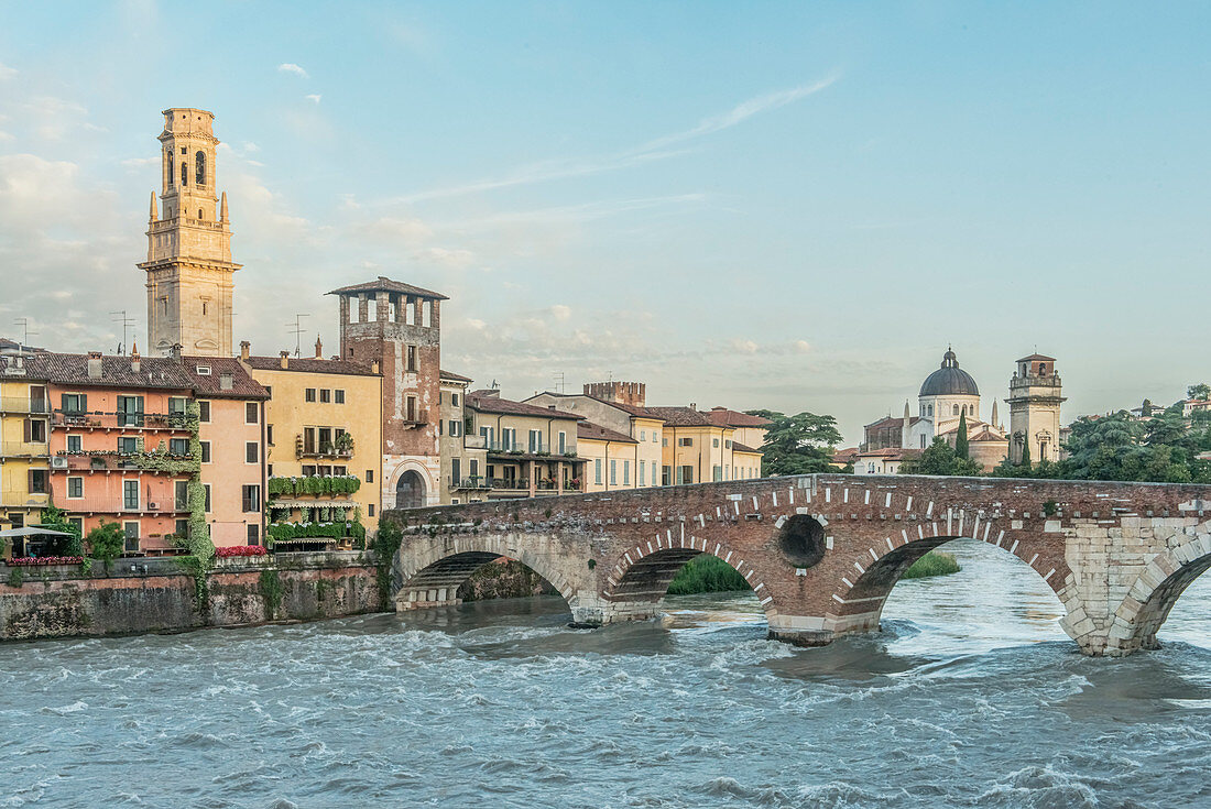 Blick auf die Ponte Pietra über die Etsch in Verona, Italien