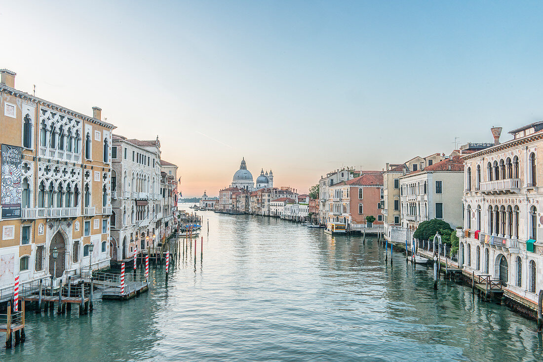 Blick auf den Canal Grande in Venedig mit der Kuppel der Markuskirche in der Ferne