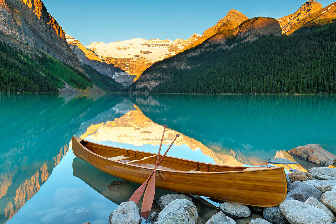 Cedar-Strip-Kanu am Lake Louise, Banff-Nationalpark, UNESCO-Weltkulturerbe, Alberta, kanadische Rocky Mountains, Kanada, Nordamerika