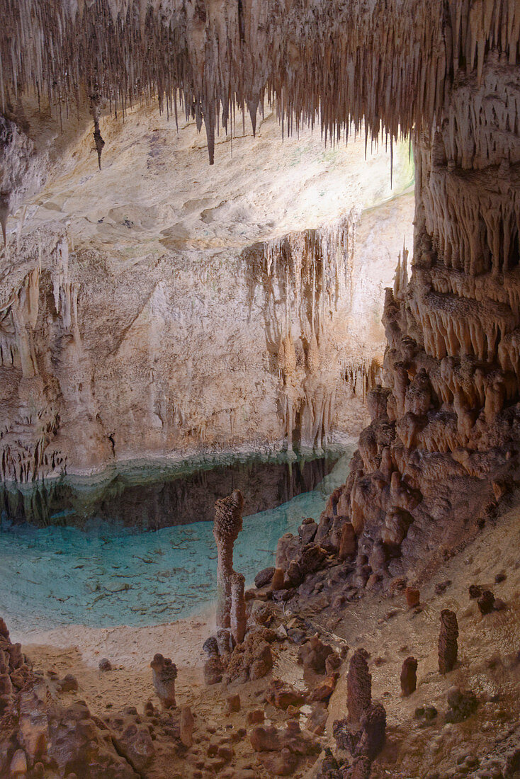 Innenbereich von überfluteter Kalksteinhöhle mit vielen Stalaktiten und Stalagmiten und Reflexionen, Drachhöhlen (Cuevas del Drach), Mallorca, Balearen, Spanien, Mittelmeer, Europa