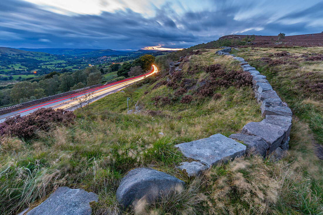 Sehen Sie Rücklichter in Richtung Hathersage von Lawrencefield während des Herbstes, Hathersage, Hope Valley, Derbyshire Peak District, Derbyshire, England, Vereinigtes Königreich, Europa