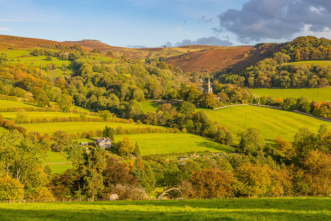 Ansicht der herbstlichen Farben der Hathersage und der Landschaft, Derbyshire Peak District, Derbyshire, England, Vereinigtes Königreich, Europa