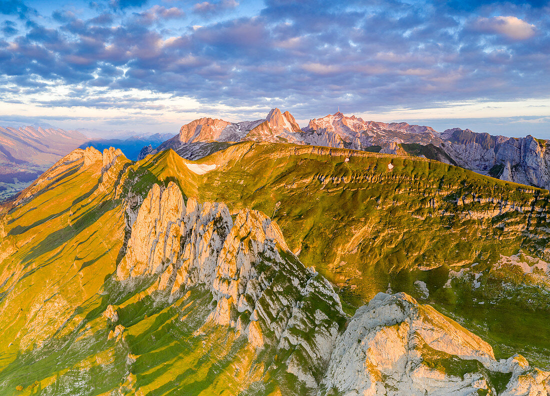 Wolken im Morgengrauen über den majestätischen Bergen Santis und Saxer Lucke, Luftaufnahme, Kanton Appenzell, Alpstein Range, Schweiz, Europa
