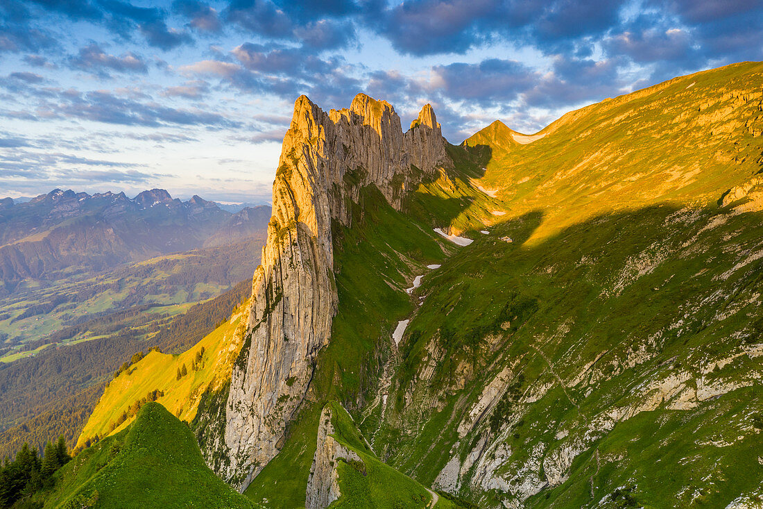 Sonnenaufgang auf felsigem Gipfel des Berges Saxer Lucke im Sommer, Kanton Appenzell, Alpstein Range, Schweiz, Europa