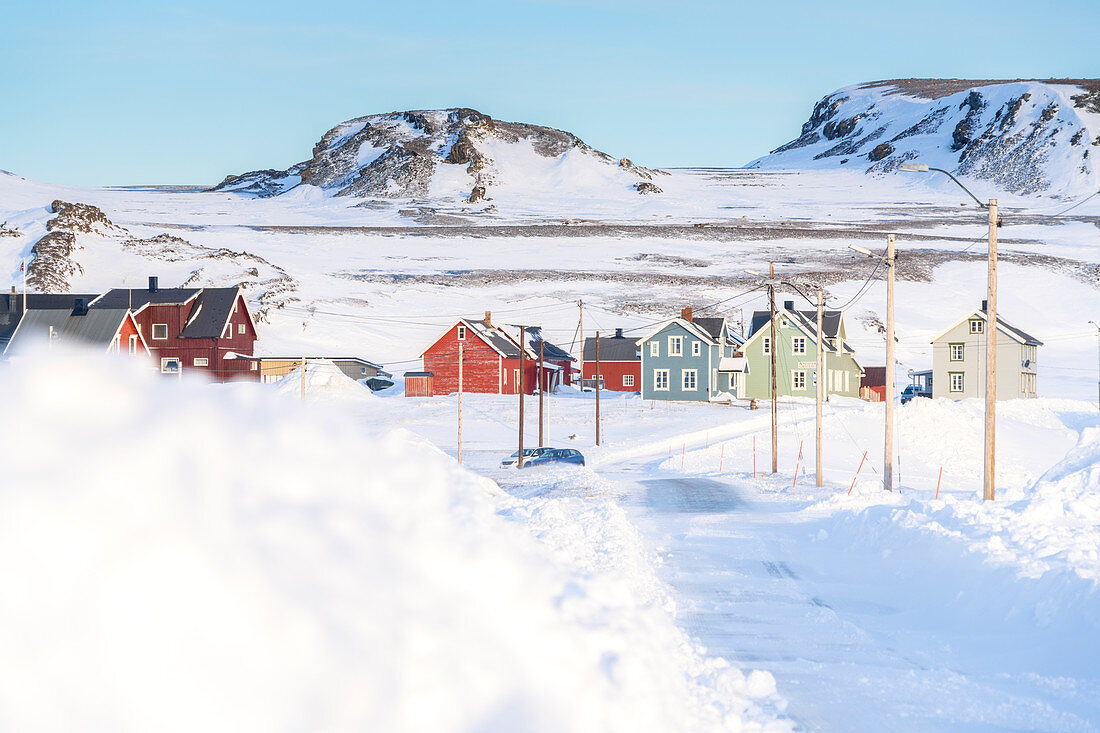 Leere verschneite Straße nach Veines Dorf, Kongsfjord, Varanger Halbinsel, Troms og Finnmark, Norwegen, Skandinavien, Europa