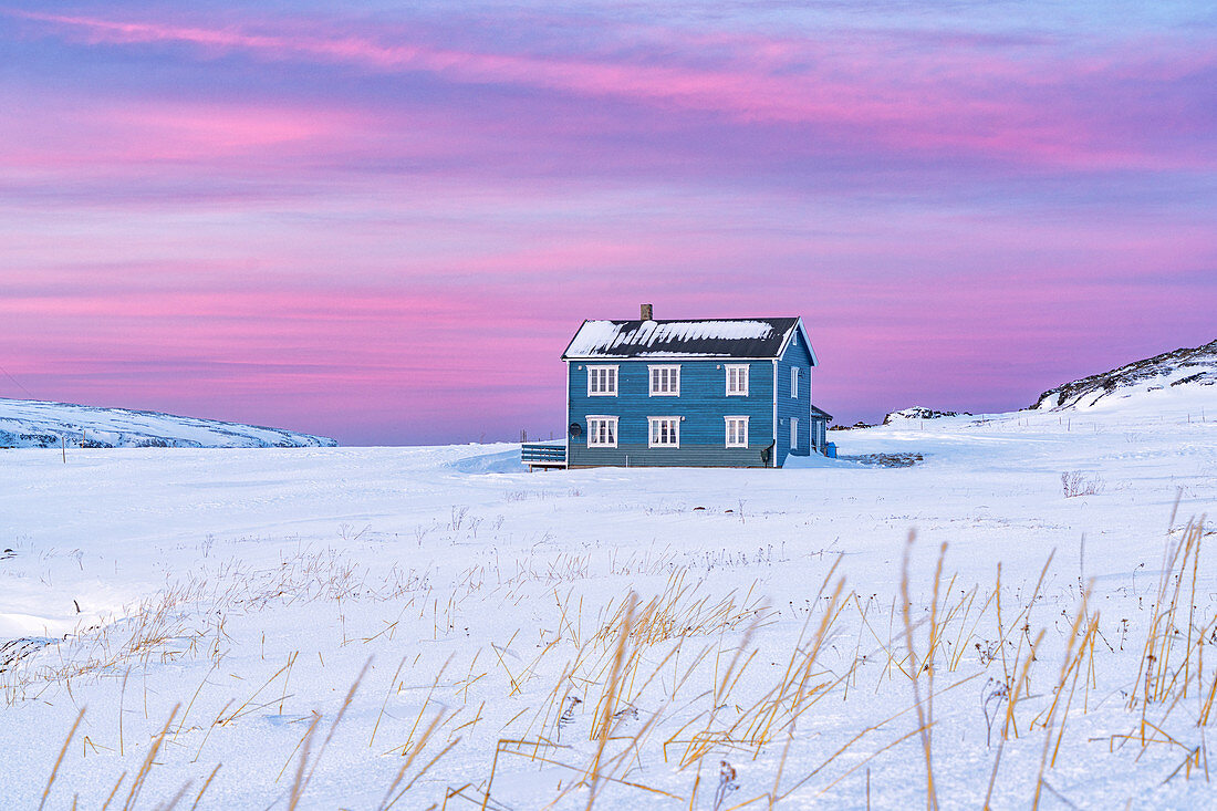 Isoliertes Haus im Schnee unter dem rosa arktischen Sonnenuntergang, Adern, Kongsfjord, Varanger-Halbinsel, Troms og Finnmark, Norwegen, Skandinavien, Europa