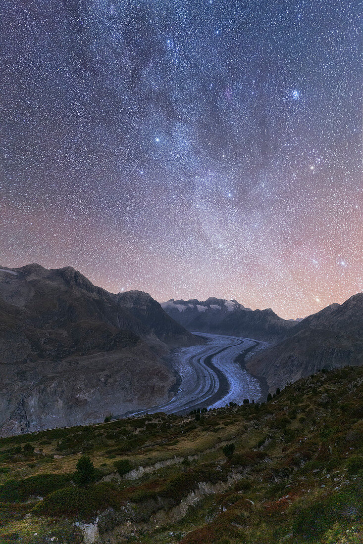 Leuchtende Sterne und Milchstraße am Nachthimmel über Aletschgletscher, Berner Alpen, Kanton Wallis, Schweiz, Europa
