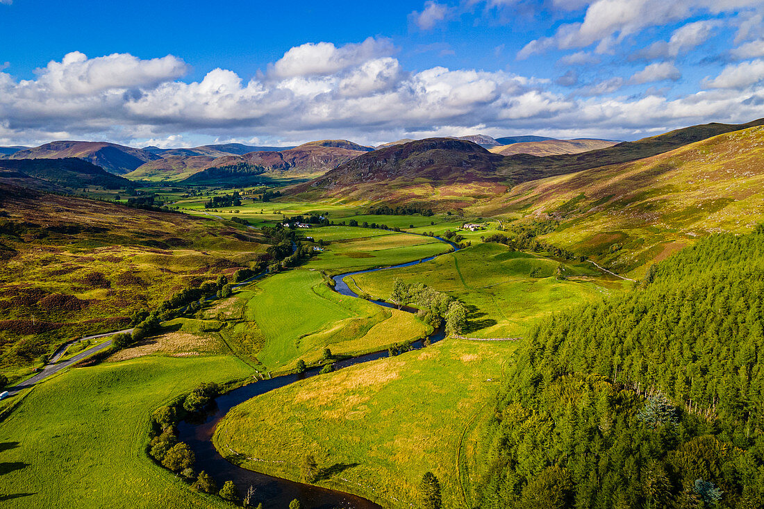 Blick auf die schöne Landschaft um Dalnaglar Castle, Glenshee, Perthshire, Schottland, Vereinigtes Königreich, Europa
