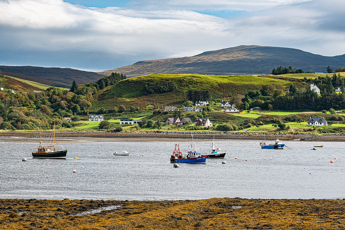 Blick über die Bucht von Uig, Isle of Skye, Innere Hebriden, Schottland, Vereinigtes Königreich, Europa