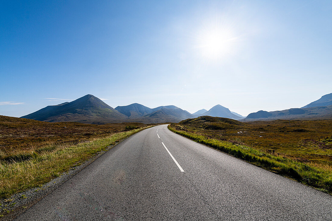 Straße, die in den schwarzen Cuillin-Kamm, Isle of Skye, innere Hebriden, Schottland, Vereinigtes Königreich, Europa führt