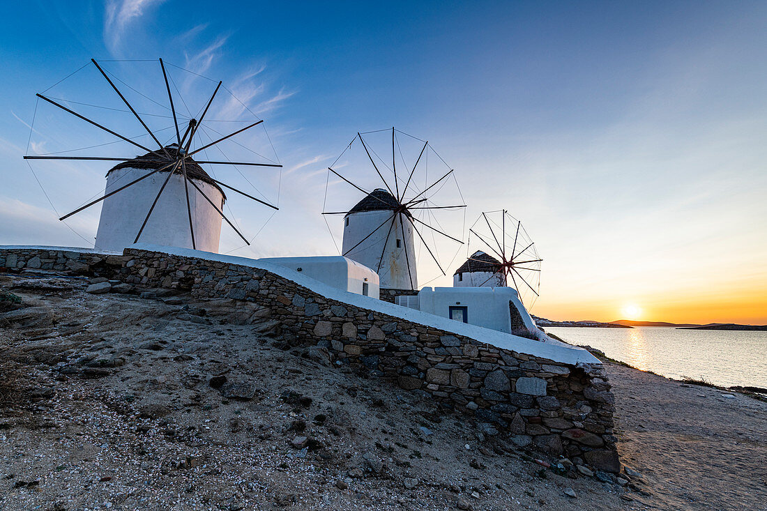Die Windmühlen (Kato Milli) bei Sonnenuntergang, Horta, Mykonos, Kykladen, griechischen Inseln, Griechenland, Europa