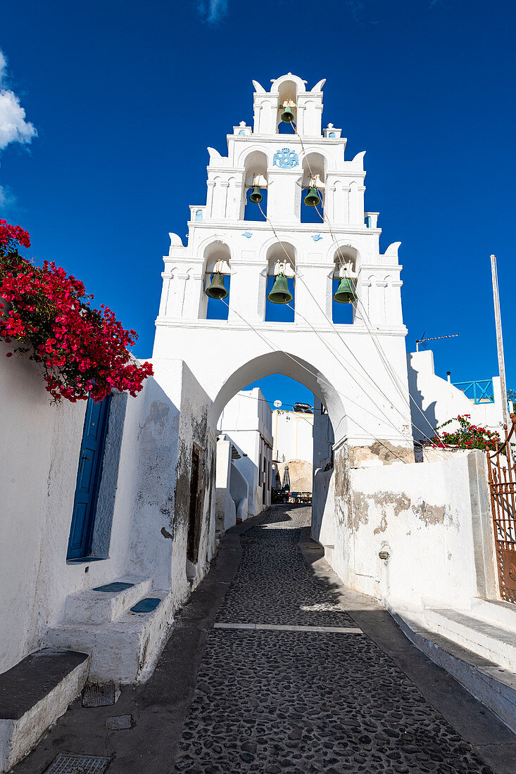 Glockenturm, traditionelles Dorf Megalochori, Santorini, Kykladen, griechische Inseln, Griechenland, Europa