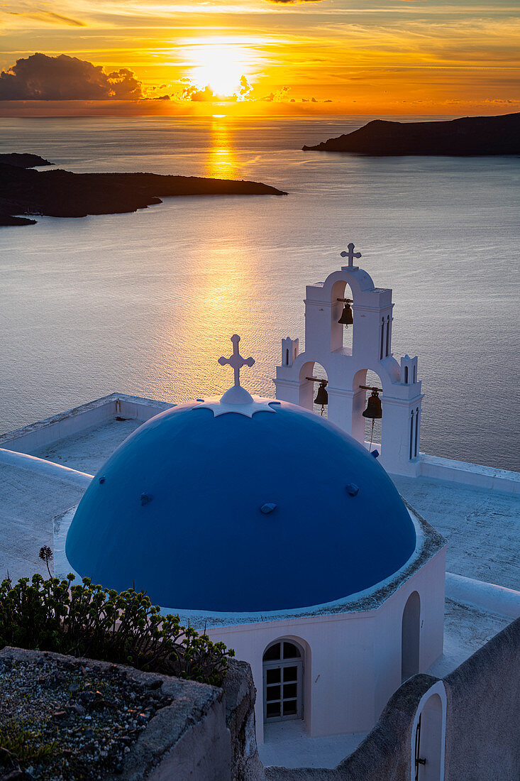 Sonnenuntergang über den Vulkaninseln von Santorini und der orthodoxen Anastasi-Kirche bei Sonnenuntergang, Fira, Santorini, Kykladen, griechischen Inseln, Griechenland, Europa