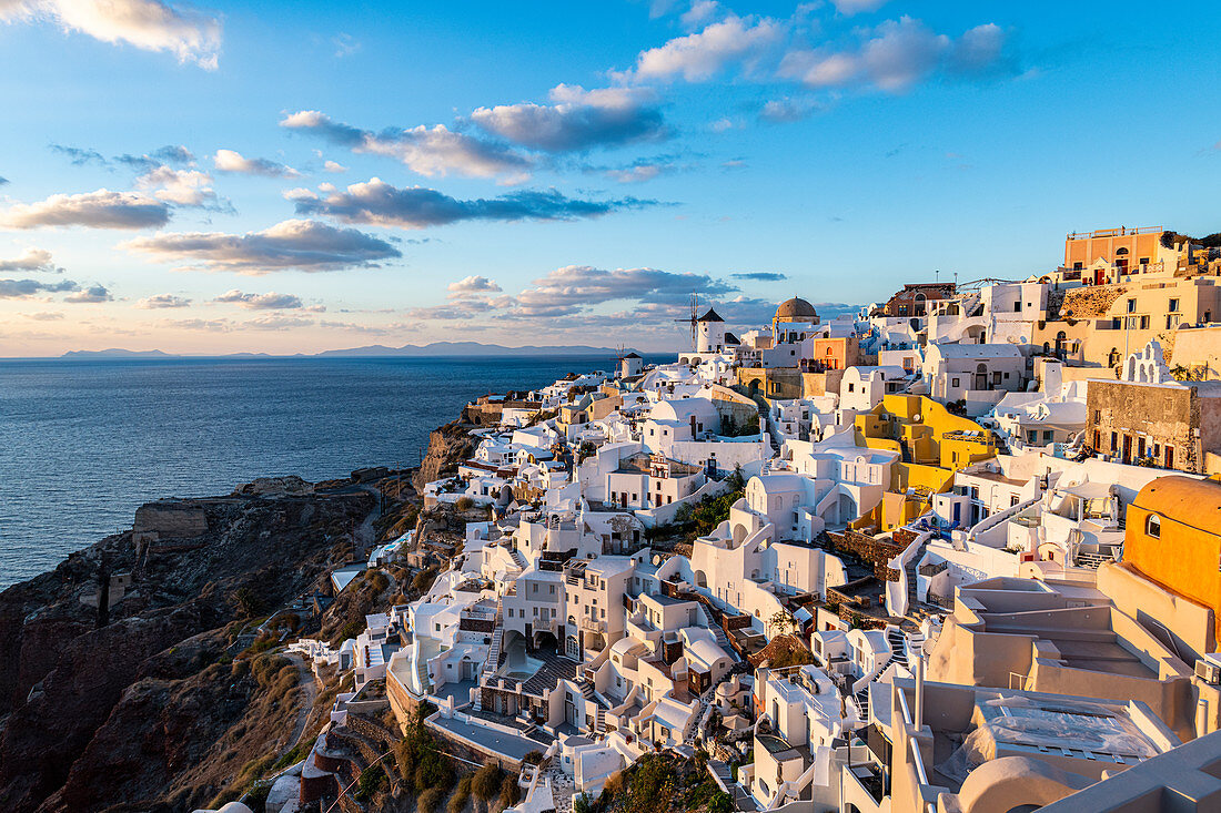 Weiß getünchte Architektur bei Sonnenuntergang, Oia, Santorini, Kykladen, griechische Inseln, Griechenland, Europa