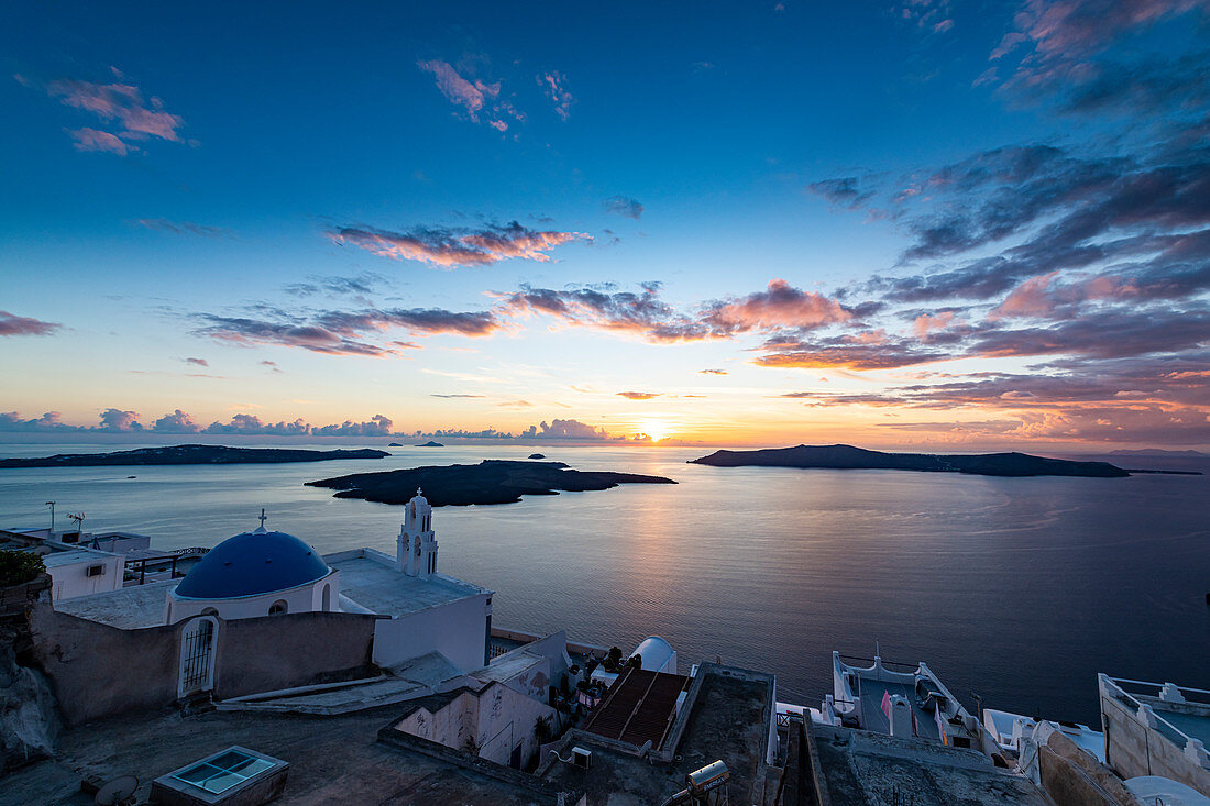 Sonnenuntergang über den Vulkaninseln von Santorini und der orthodoxen Anastasi-Kirche bei Sonnenuntergang, Fira, Santorini, Kykladen, griechischen Inseln, Griechenland, Europa