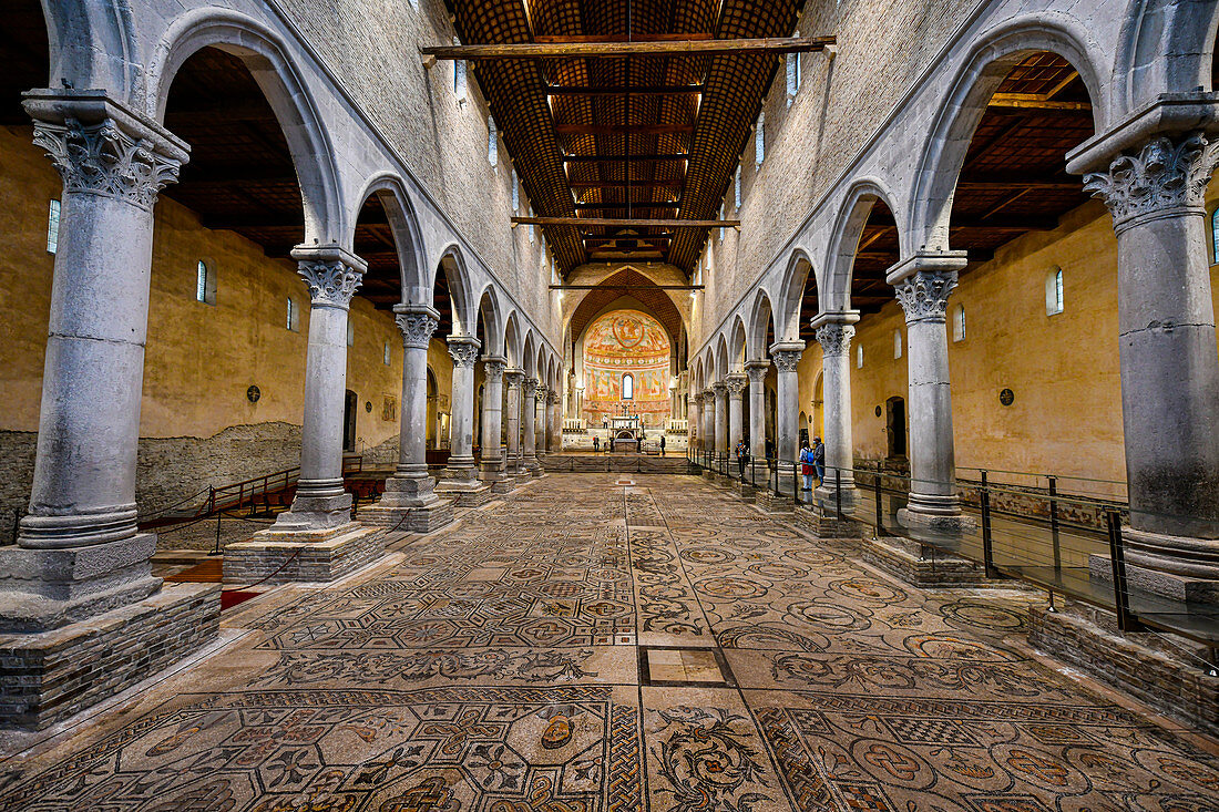 Innenraum der Kathedrale von Aquileia mit dem Mosaikpflaster, UNESCO-Weltkulturerbe, Aquileia, Udine, Friaul-Julisch Venetien, Italien, Europa
