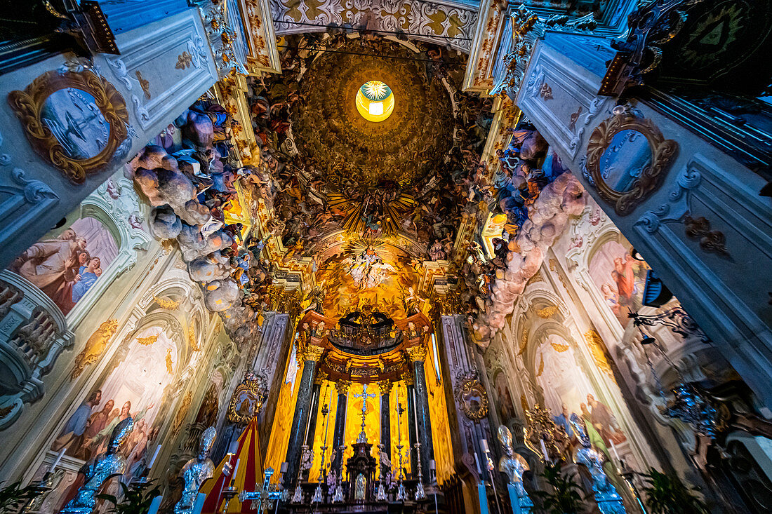 Innenraum der Basilika Santa Maria Assunta, UNESCO-Weltkulturerbe, Sacro Monte di Varallo, Piemont, Italien, Europa