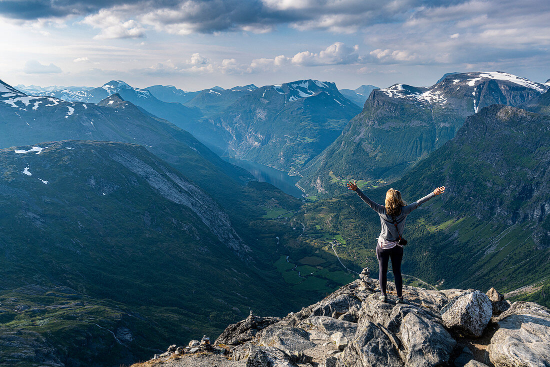 Frau stehend auf Dalsnibba-Ansichtspunkt, Geirangerfjord, UNESCO-Weltkulturerbe, Sunnmore, Norwegen, Skandinavien, Europa