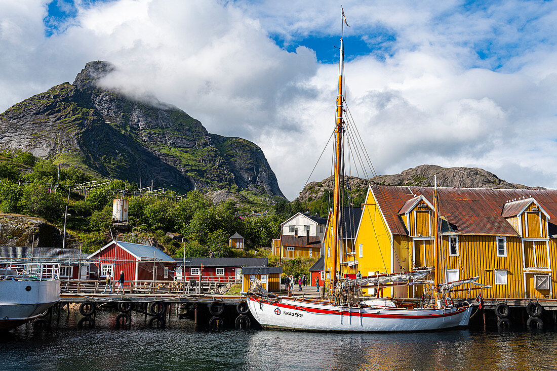 Segelboot im Hafen des kleinen Fischerdorfes Nusfjord, Lofoten, Nordland, Norwegen, Skandinavien, Europa