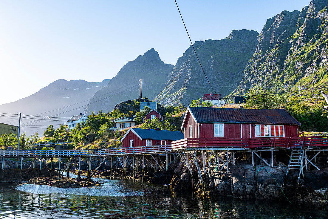 Typische rote Häuser im Dorf A, Lofoten, Nordland, Norwegen, Skandinavien, Europa