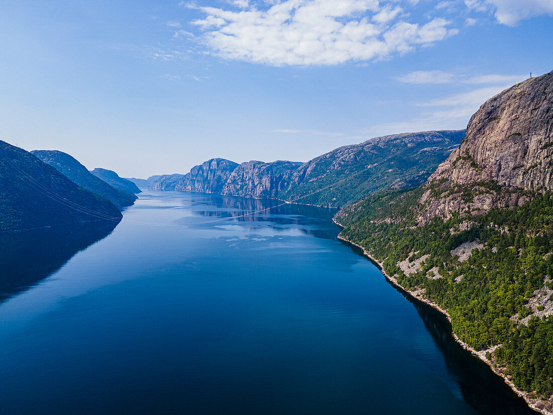 Reflexionen von Bergen im Wasser, Lystrefjord (Lysefjord), Rogaland, Norwegen, Skandinavien, Europa