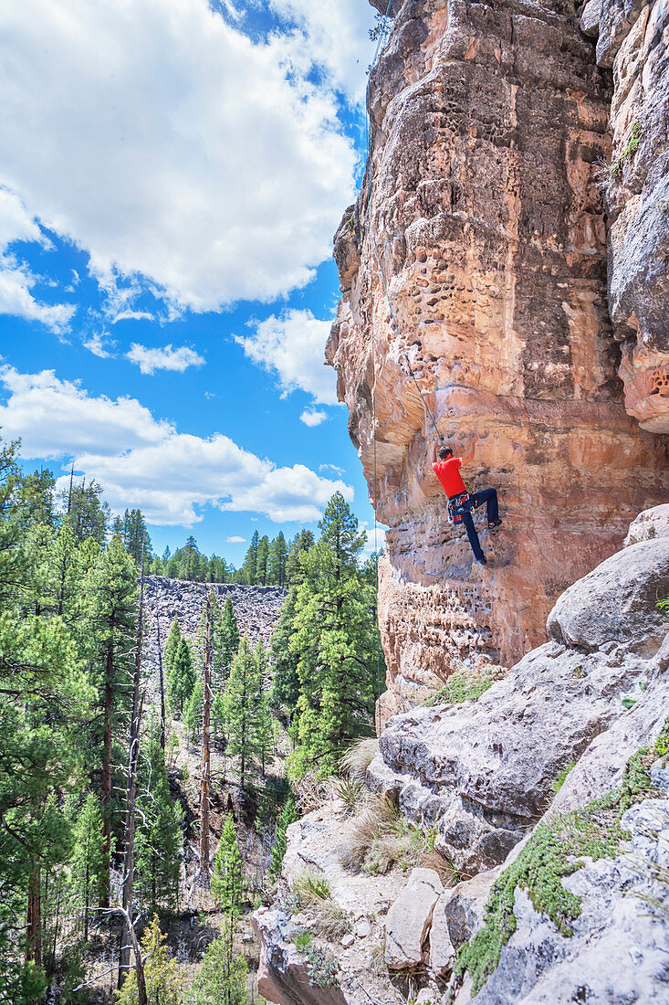 Mann, der an 'The Pit' in Sandys Canyon, Flagstaff, Arizona, USA klettert