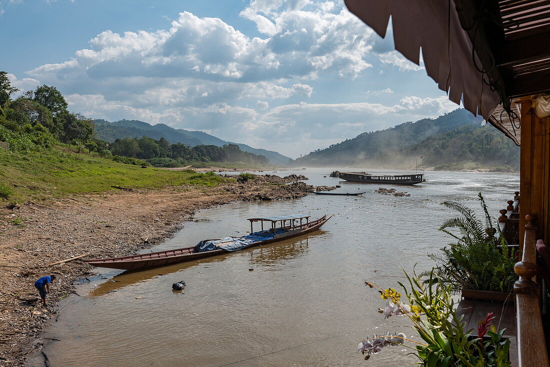 Longtail-Boote am Fluss Mekong gesehen von Flusskreuzfahrtschiff Mekong Sun, Bezirk Pak Tha, Provinz Bokeo, Laos, Asien