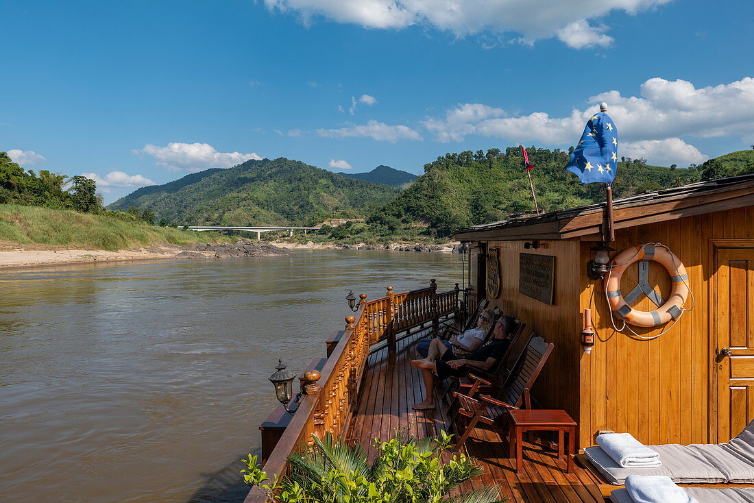 Deck von Flusskreuzfahrtschiff Mekong Sun auf Fluss Mekong, Bezirk Houne, Provinz Oudomxay, Laos, Asien