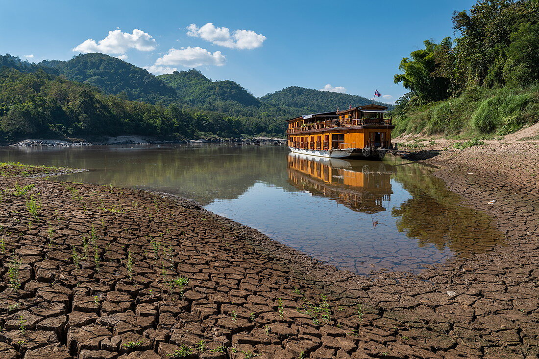 Flusskreuzfahrtschiff Mekong Sun liegt am Ufer des Fluss Mekong, Pak Ou, Provinz Luang Prabang, Laos, Asien